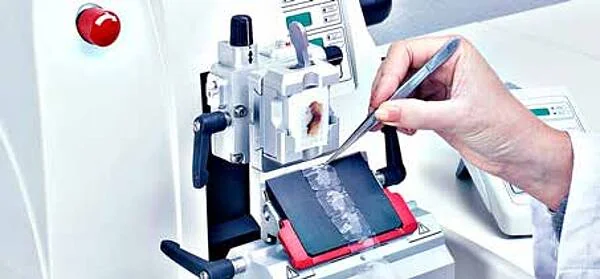 Microtome precision slicing instrument