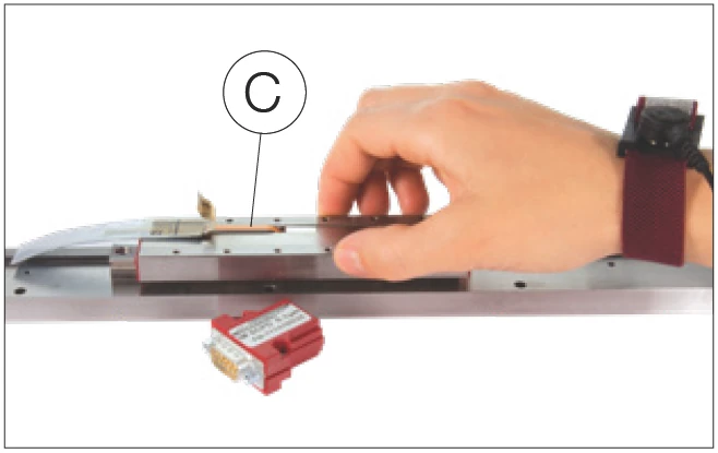 拆除膠帶和 ESD 包裝