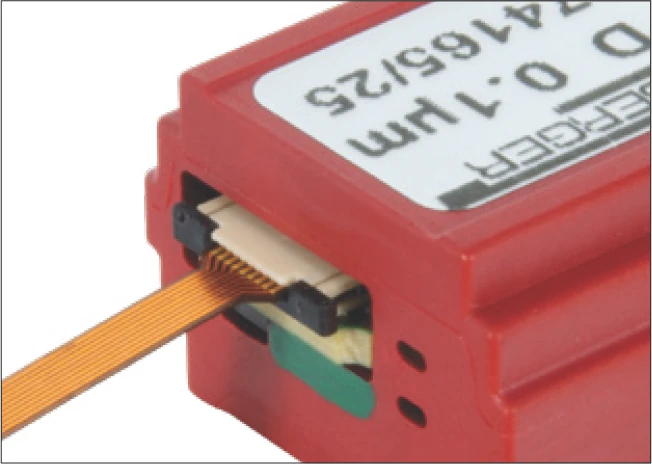 撓性感測排線已正確插入並鎖定