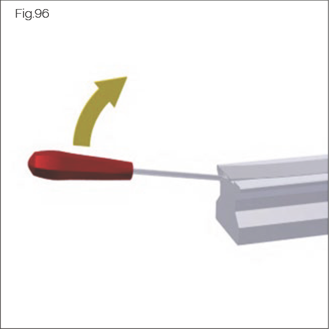 Fig.96 用螺絲刀抬起蓋條